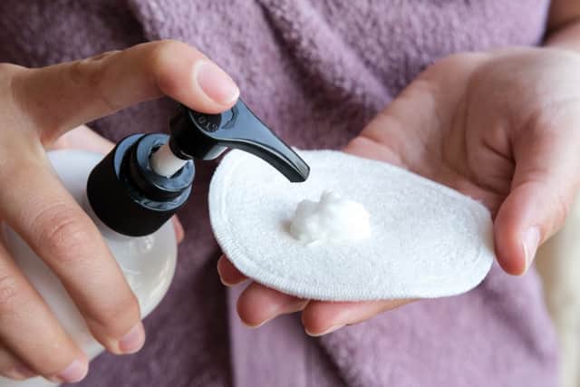 Urge to use ecological reusable washable make-up remover pads to cleanse skin (photo: Adobe)
