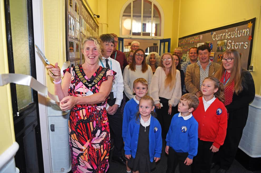 The Mayor of Harrogate Councillor Viv Poskitt cuts the ribbon to open the library at Starbeck Primary Academy School. (Picture Gerard Binks)