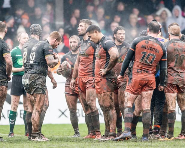 Castleford Tigers and Warrington Wolves players prepare to scrum down in 2018. (Allan McKenzie/SWpix.com)