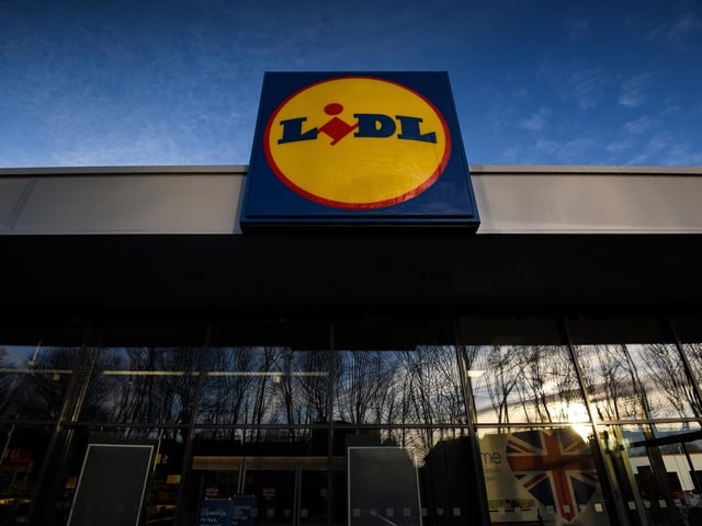 Lidl has submitted plans to turn the old Lookers car dealership site on Knaresborough Road into a supermarket.