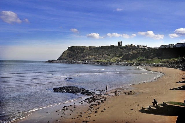 Edward I continued to use it as a royal lodging, holding court and council at Scarborough in 1275. Prisoners from his Scottish wars were also held there.
And, in 1312, it was the scene of a siege when Edward II’s favourite Piers Gaveston took refuge in the castle.