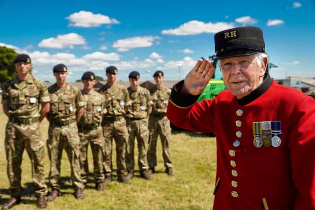 Chelsea pensioner Peter Fullelove met junior soldiers from the Harrogate Army Foundation College