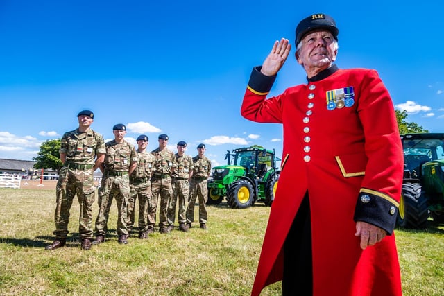 Chelsea pensioner Peter Fullelove, aged 89, meets junior soldiers from the Harrogate Army Foundation College