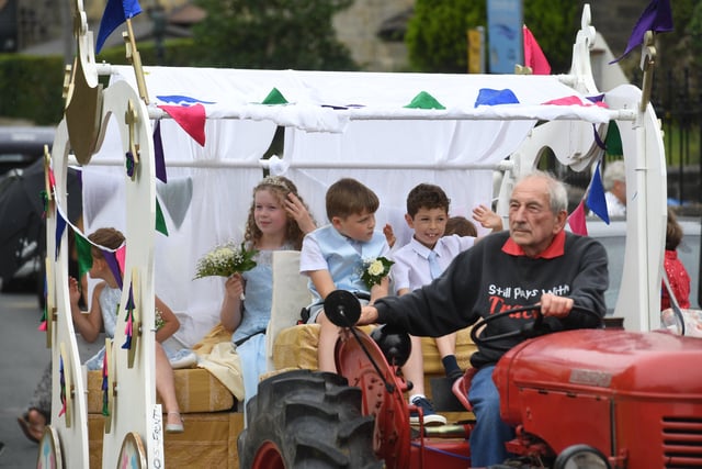23rd July 2022
Hampsthwaite Feast.
Pictured the queens carridge pulled by vintage tractor in the parade.
Picture Gerard Binks