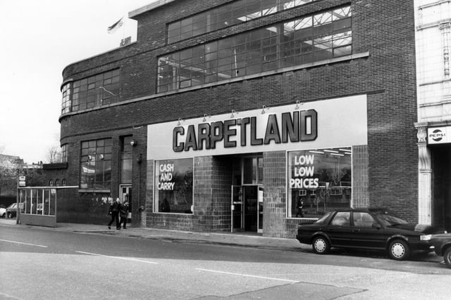 New York Street showing the premises of Carpetland Cash and Carry Carpets in March 1986.
