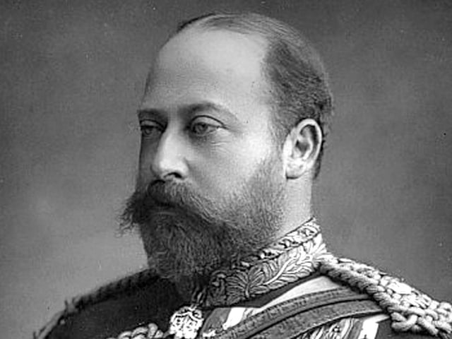 Worthing has a long connection with royalty. King Edward VII stayed at Beach House in Worthing a number of times between 1907 and 1910. During one visit, it is said he sat on Worthing Pier reading his newspaper when he was invited to join in a game of deck quoits.