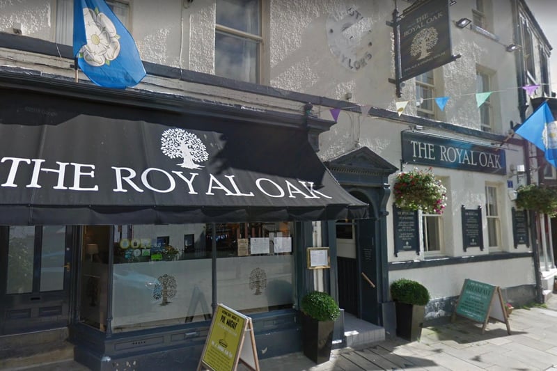 The Royal Oak is a British style pub with al fresco dining and quality beverages on offer. The gastro pub delivers a high-quality menu including classic dishes cooked with that extra bit of finesse.