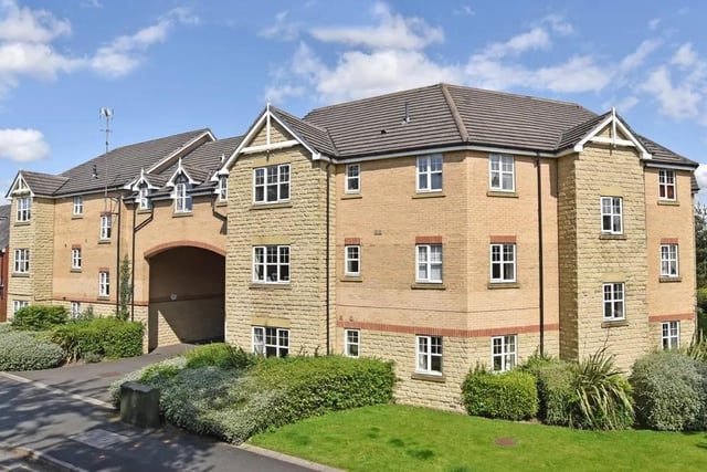 This two bedroom and one bathroom flat is for sale with Verity Frearson for £185,000