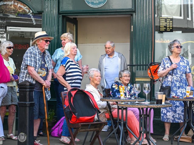 Crowds filled the al fresco dining areas for the entire afternoon, not a spare seat in sight.