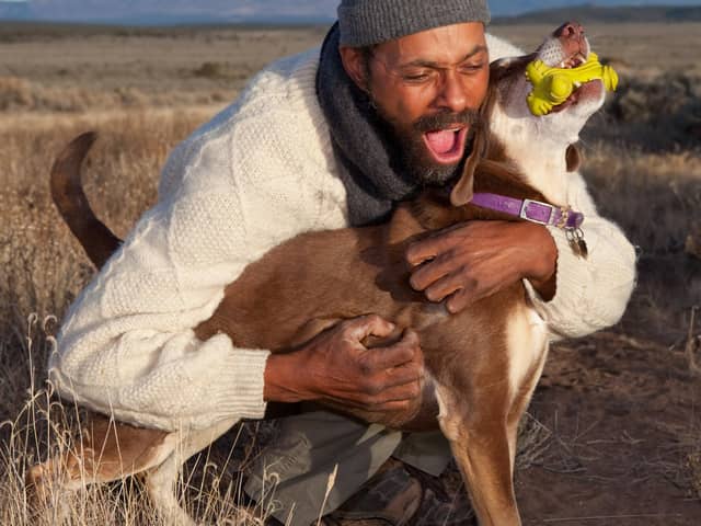 Men are keener to cosy up with their pet than women, research found (photo: Adobe)