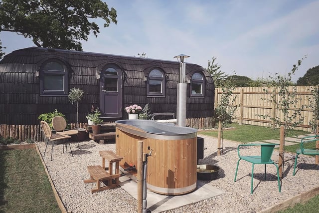 Igluhuts at Waingates Farm Huts is located in Roecliffe, just outside Boroughbridge, near Ripon. Romantic wooden cabin with a hot tub, king-sized bed, and a private garden.