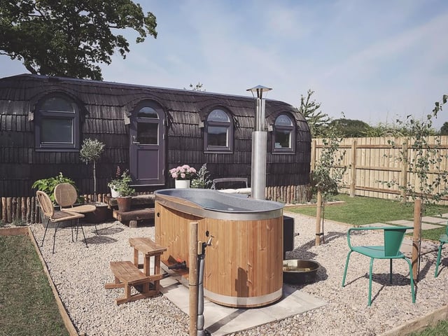 Igluhuts at Waingates Farm Huts is located in Roecliffe, just outside Boroughbridge, near Ripon. Romantic wooden cabin with a hot tub, king-sized bed, and a private garden.