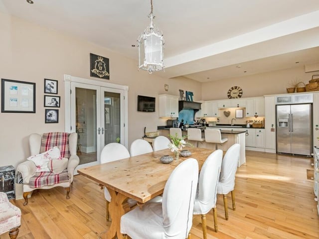 Versatile open plan space that can accommodate a larger style dining suite.