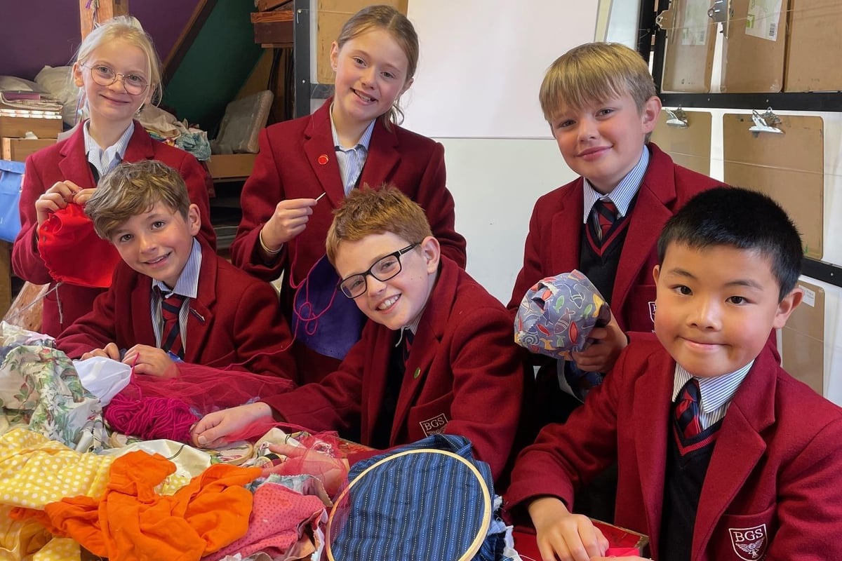 Harrogate Pupils Celebrate First Prize at Annual Festival of Quilts...
