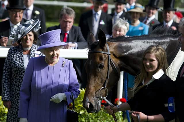 La reine Elizabeth II avec son cheval, Estimate, qui a remporté le vase de la reine lors du Royal Ascot en juin 2012. Photo : Alan Crowhurst/Getty Images