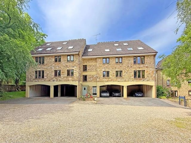 This three bedroom and one bathroom flat is for sale with Verity Frearson for £265,000