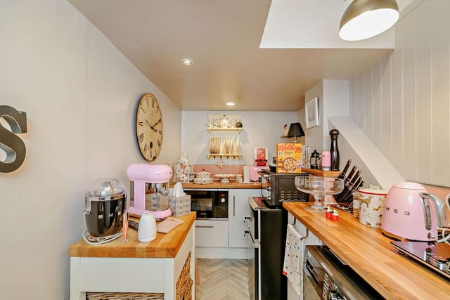 A compact but attractive flat kitchen