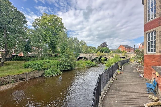 The penthouse is located in the centre of Ripon and overlooks the River Ure with popular walking routes on the properties doorstep.