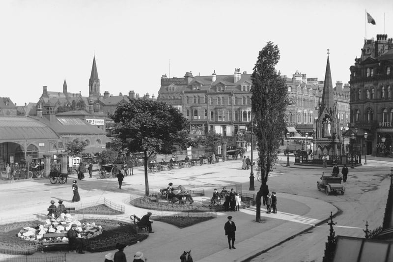 Station Square with the monument and gardens in 1913.