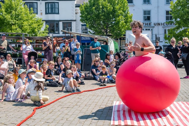 Dizzy O’Dare’s Giant Balloon Show is always one to attract the crowds with his wonderfully bizarre and fascinating performance.