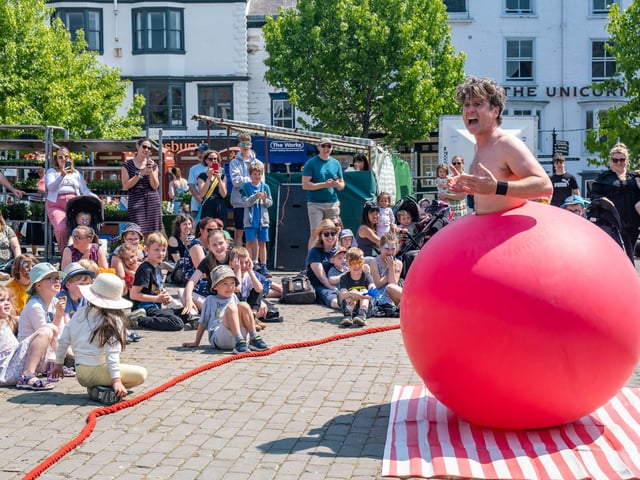 Dizzy O’Dare’s Giant Balloon Show is always one to attract the crowds with his wonderfully bizarre and fascinating performance.