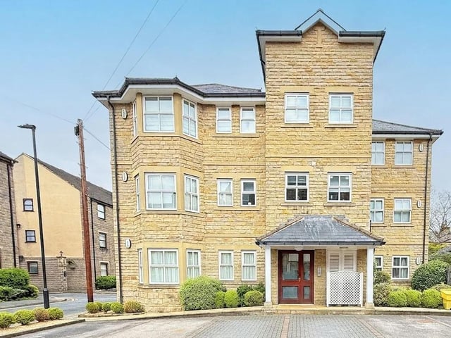 This two bedroom and one bathroom flat is for sale with Verity Frearson for £240,000