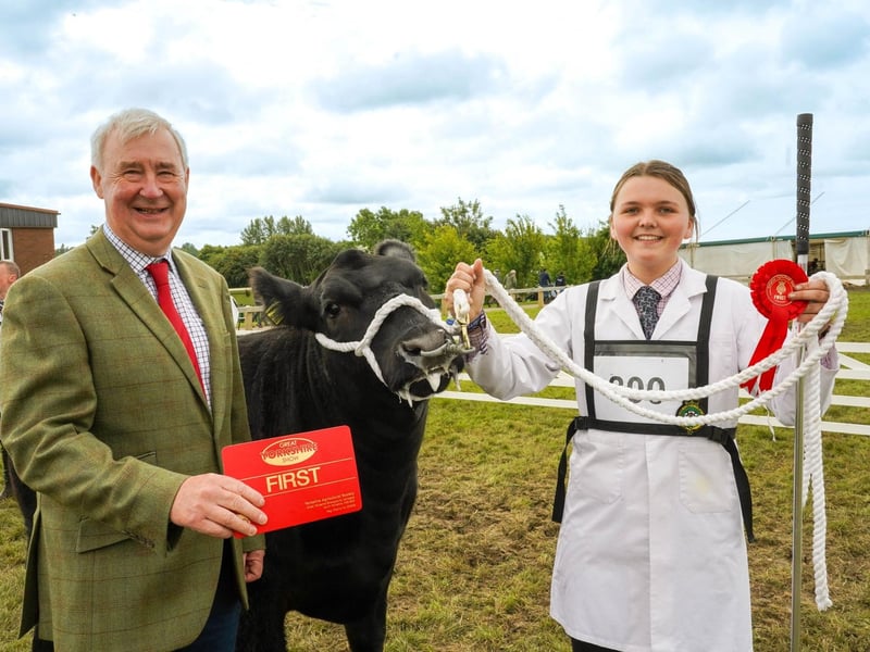 Beef Young Handlers winner Veronica Webster (14) from Southport with Idvies Elisa 150, owned by Brails Livestock, with Country Vet Peter Wright