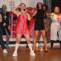 The cast of Snow White and the Two Accomplices
