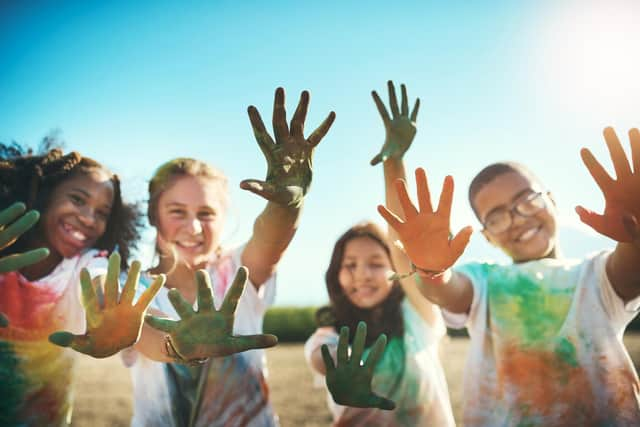 Kids can get recycled clothing dirty and enjoy themselves (photo: Adobe)