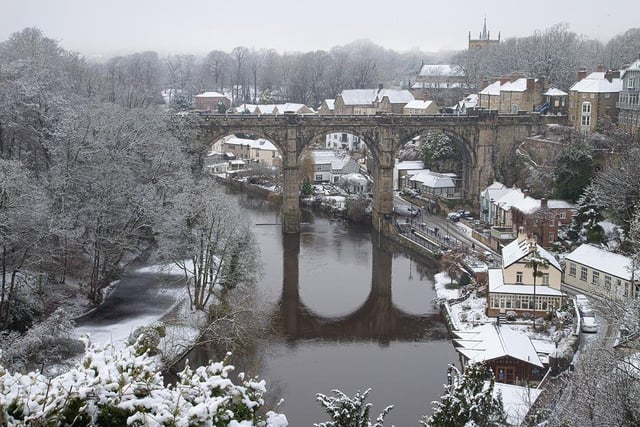 This photograph was taken in Knaresborough, after snowfall at the viaduct viewing point.