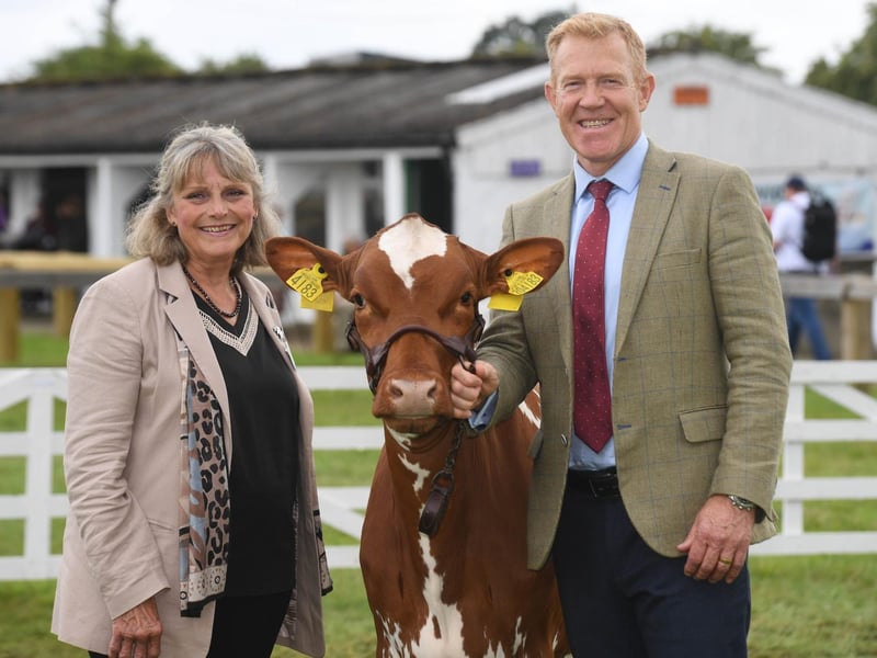 Adam Henson with Ayrshire judge Mary Creek from the USA and Ayrshire calf Wanita 8 from Fourth Milestone Farm, York