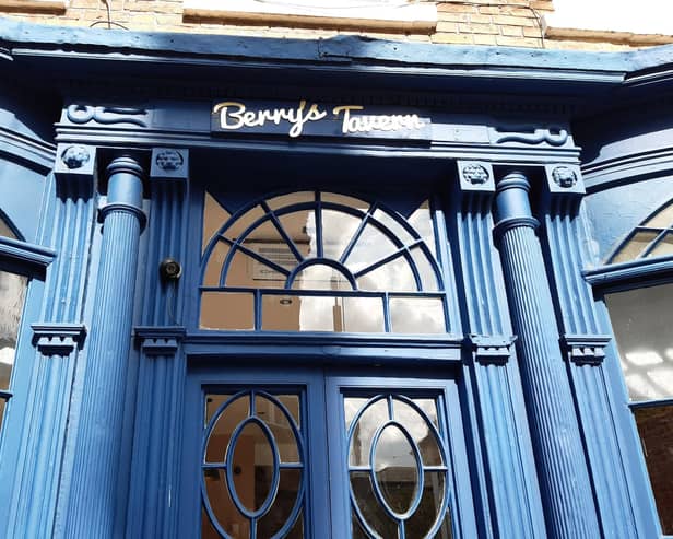 Berry’s Tavern at 48 High Street, Knaresborough is a relaxed and airy space with stylish wooden floor board interiors and wooden seated booths.