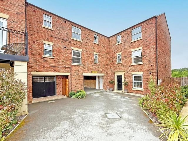 This two bedroom and two bathroom flat is for sale with Verity Frearson for £270,000