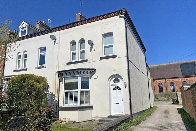 This two bedroom and one bathroom flat is for sale with Nicholls Tyreman for £170,000