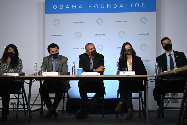 : Former US President Barack Obama (C) attends a round table meeting at the University of Strathclyde
