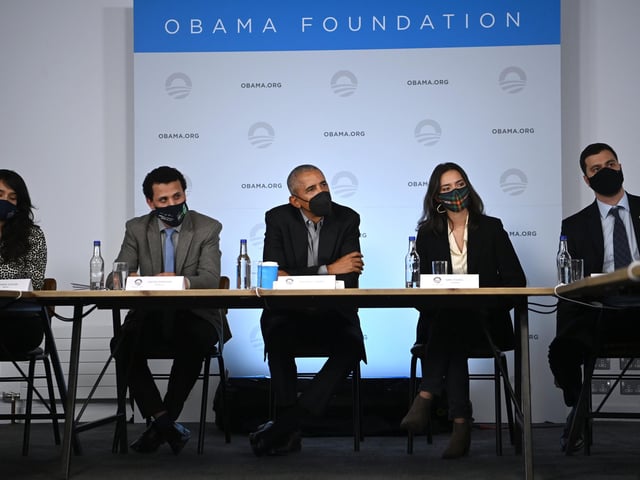 : Former US President Barack Obama (C) attends a round table meeting at the University of Strathclyde