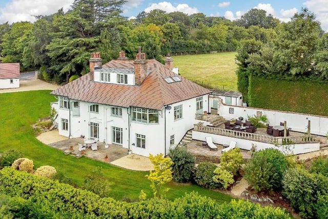 This four bedroom and five bathroom detached house was sold for £1,495,000 on 10 October 2022
