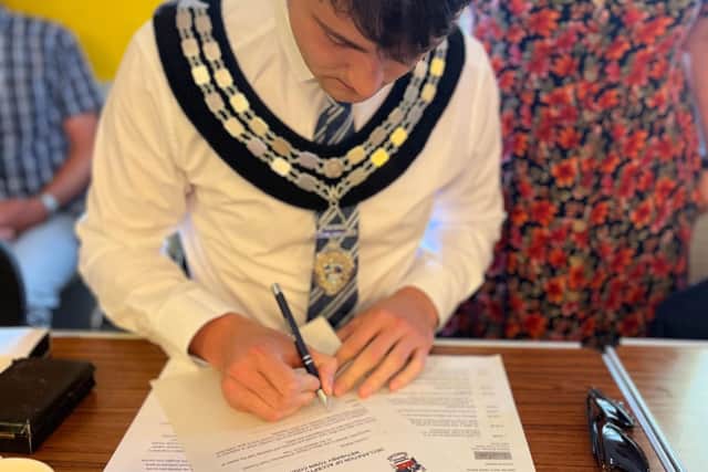 Mayor Mulhall signing the Declaration of Acceptance of Office.