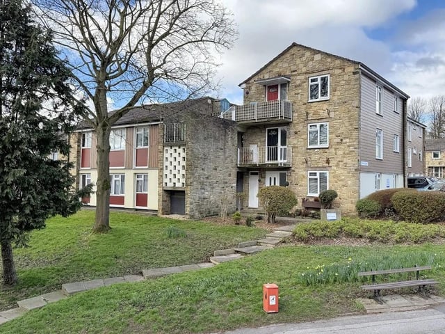 This two bedroom and one bathroom flat is for sale with Newby James for £177,000