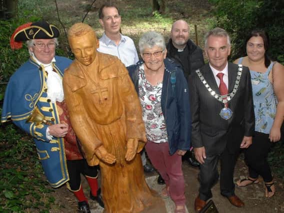 Knaresborough town crier Roger Hewitt,  Peter Lacey, Rosita Moore, The Rev Garry Hinchcliffe The Mayor of Knaresborough Coun Phil Ireland and Natalie Ball (Welcome to Yorkshire) with the new  wood carving of St Robert,  (1808111AM13)