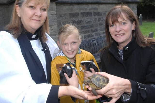 Pet blessing at St Thomas's Church. The Rev Chrissy Wilson with Grace Ramsden (10), with guinea pigs Chestnut and Hazelnut and Sally Cocker with her tortoise Shelly. (1809161AM2)