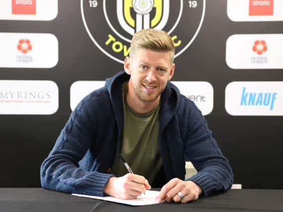 Jon Stead puts pen to paper on his Harrogate Town contract.