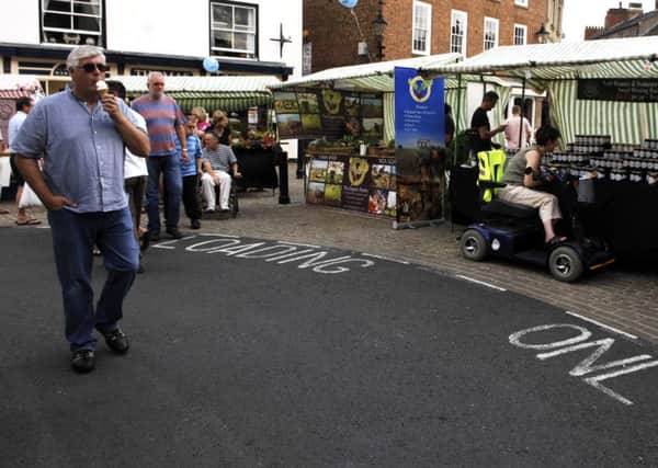 kna. Members of the public at Knaresborough Farmers Market. 090809GS1j.