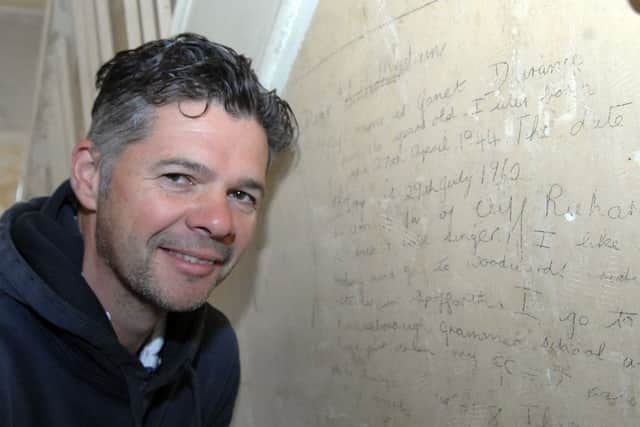 NADV 1509071AM1 Nick Bland hidden message. Builder Nick Bland with the message he found on a wall after stripping the wallpaper.  (1509071AM1)