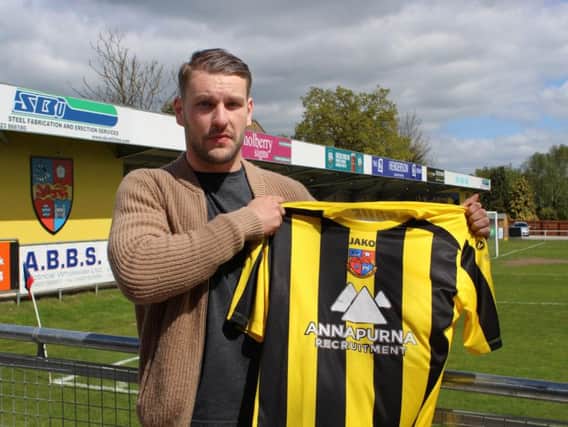 Simon Ainge joins Town from Bradford Park Avenue
