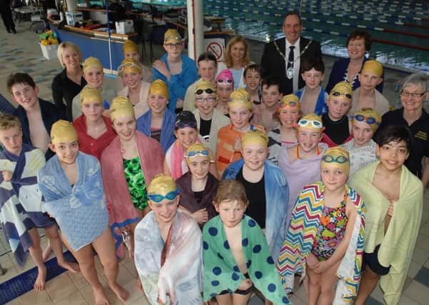 NADV 1703192AM1 Harrogate & District Swimming Gala. Members of the Gold group swimming team with Jeanette Packwood (Sport and Leisure manager, Coun. Stan Lumley (Cabinet member for Culture and Sport. (1703192AM1)