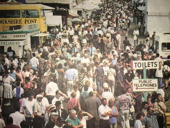 Crowds gather along a busy throughfare at the show in 1995.