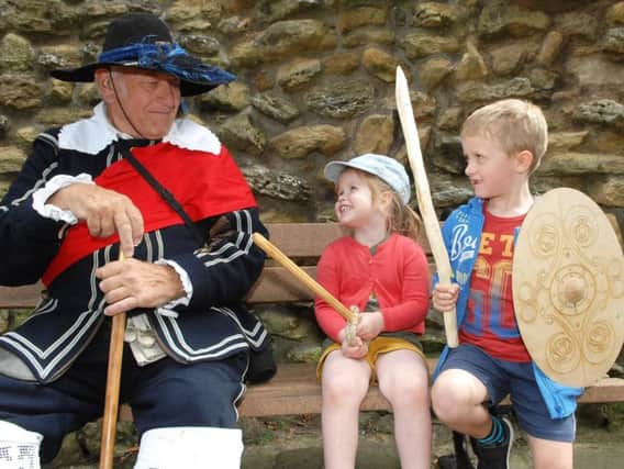 feva highlight - Georgina Wallace (three) and her older brother Ben (six) meet Brian Wooley of The Sealed Knot Society. (1708122AM2)