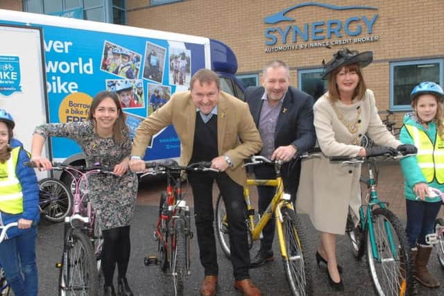 Bella Vere (9), Rachel Davies (WTY & Yorkshire Bank Bike Libraries), Sir Gary Verity (WTY), Paul Parkinson (Synergy), The Mayor of Harrogate Coun. Anne Jones, and Annabelle Carter (9). (1803271AM1)