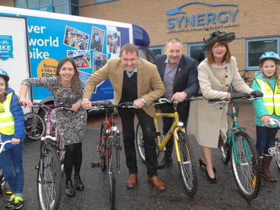 Bella Vere (9), Rachel Davies (WTY & Yorkshire Bank Bike Libraries), Sir Gary Verity (WTY), Paul Parkinson (Synergy), The Mayor of Harrogate Coun. Anne Jones, and Annabelle Carter (9). (1803271AM1)